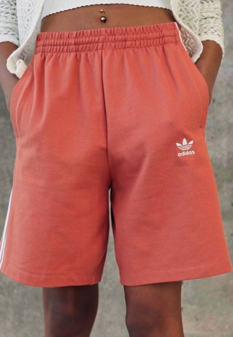 Adidas Originals ADICOLOR CLASSICS BERMUDA - Shorts - Magic Earth 2 Adidas Originals ADICOLOR CLASSICS BERMUDA - Shorts - Magic Earth - Image 2