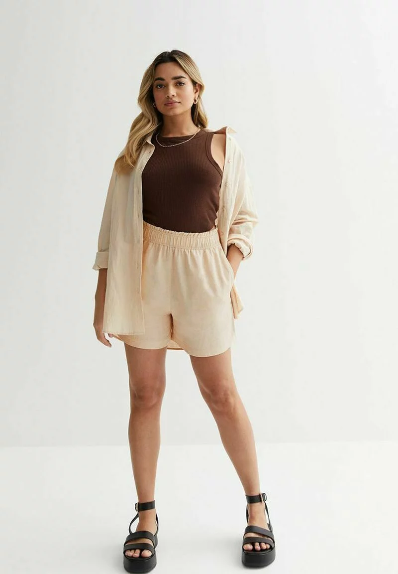 New Look PETITE BLEND HIGH WAIST - Shorts - Stone 2 New Look PETITE BLEND HIGH WAIST - Shorts - Stone - Image 2
