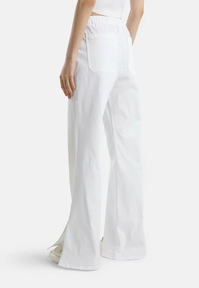 United Colors Of Benetton FLARED WITH SLITS - Flared Jeans - Optical White 3 United Colors Of Benetton FLARED WITH SLITS - Flared Jeans - Optical White - Image 3