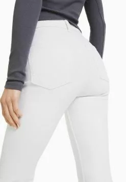 BERSHKA Flared Jeans - White -Hosen Elegante Boutique 372a849c2a334f99a60848aef709961e
