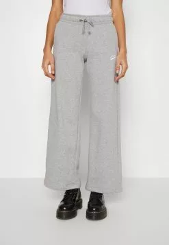 Nike Sportswear CLUB PANT WIDE - Jogginghose - Grey Heather -Hosen Elegante Boutique 3ba8f1e3d42846e890cc7b027cfadd97