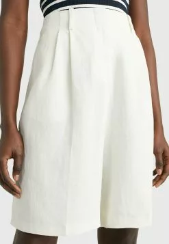 Tommy Hilfiger ELEVATED RELAXED FIT KNEE LENGTH - Shorts - Ecru