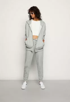 Nike Sportswear CLUB PANT - Jogginghose - Grey Heather/white -Hosen Elegante Boutique 4ac277cafd524272995e4bbb58bb59cd