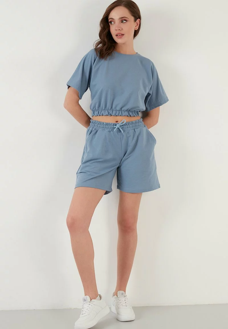 LELA TWO PIECE SET - REGULAR FIT - Shorts - Baby Blue 2 LELA TWO PIECE SET - REGULAR FIT - Shorts - Baby Blue - Image 2
