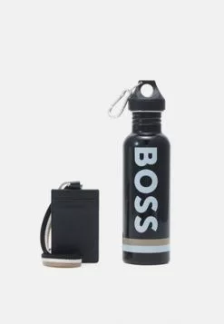 Hugo WATER BOTTLE UNISEX - Trinkflasche - Black 11 Hugo WATER BOTTLE UNISEX - Trinkflasche - Black -Hosen Elegante Boutique 6e7f5d60ccb84ed98aa18ba400903e07