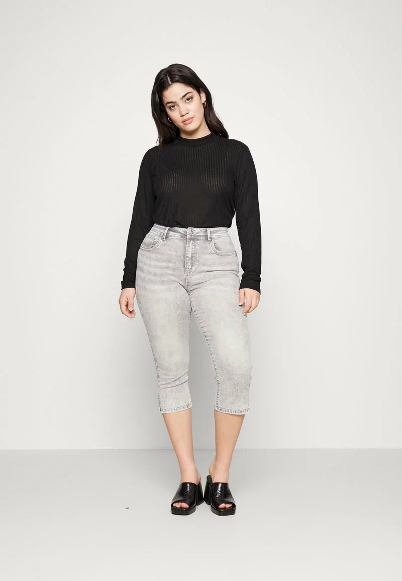 ONLY CARMAKOMA CARSALLY KNICKERS - Jeans Shorts - Medium Grey Denim 2 ONLY CARMAKOMA CARSALLY KNICKERS - Jeans Shorts - Medium Grey Denim - Image 2