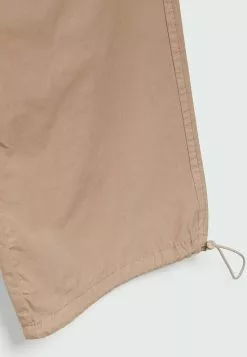 Stradivarius PARACHUTE POPELIN - Jogginghose - Stone 11 Stradivarius PARACHUTE POPELIN - Jogginghose - Stone -Hosen Elegante Boutique 9b1a2f1411b04da5a3e6ad234e655666