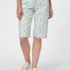MADELEINE BERMUDA MIT ANIMALPRINT - Jeans Shorts - Wollweiß Pazifik