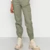 ONLY ONLBETSY ALVA PANT - Cargohose - Deep Lichen Green