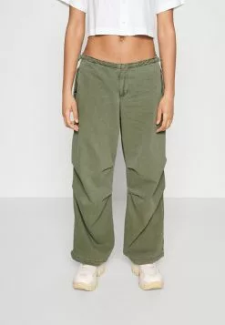 BDG Urban Outfitters Stoffhose - Khaki 11 BDG Urban Outfitters Stoffhose - Khaki -Hosen Elegante Boutique d45d379cc8424aaba489ac8a9f185b40 1