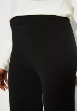 ALOHAS EASY WIDE PANTS - Stoffhose - Black -Hosen Elegante Boutique d942293b36f84c70bb029d1ff257e49a