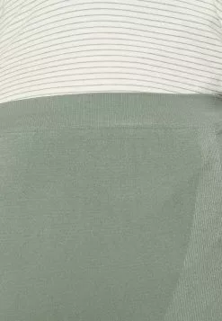 Mamalicious MLTIA JEANNE - Shorts - Laurel Wreath 10 Mamalicious MLTIA JEANNE - Shorts - Laurel Wreath -Hosen Elegante Boutique e0ab0bcac8a347e18c80775ca26967ef