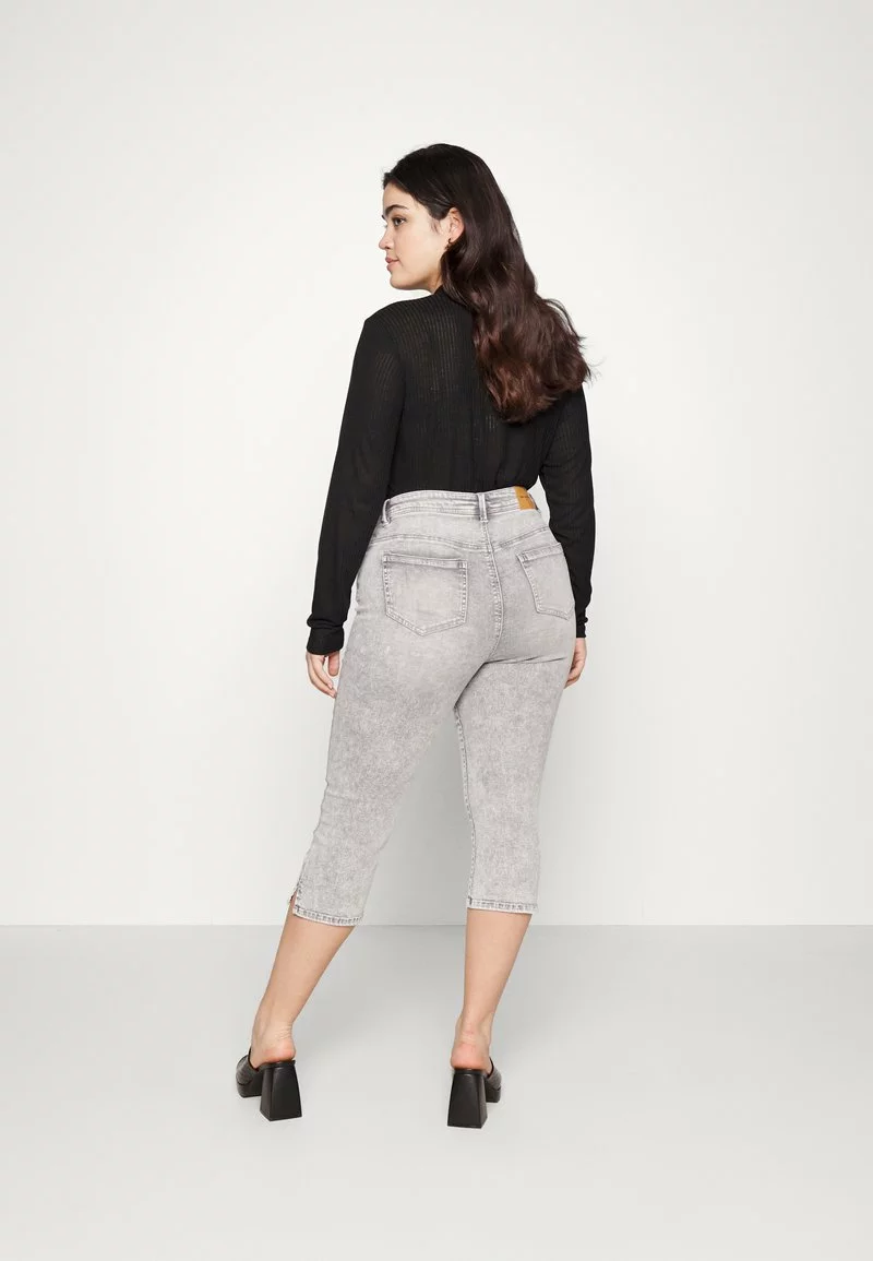 ONLY CARMAKOMA CARSALLY KNICKERS - Jeans Shorts - Medium Grey Denim 3 ONLY CARMAKOMA CARSALLY KNICKERS - Jeans Shorts - Medium Grey Denim - Image 3