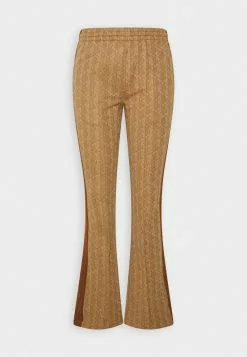 Lacoste Stoffhose - Green/wood Shaving 10 Lacoste Stoffhose - Green/wood Shaving -Hosen Elegante Boutique e87cfb050198452c94e4b02336eff54e