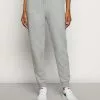 Nike Sportswear CLUB PANT - Jogginghose - Grey Heather/white
