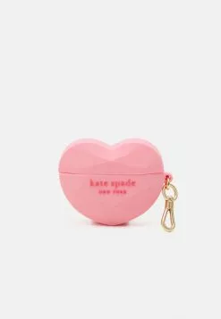 Kate Spade New York BONBON CANDY HEART AIRPOD PRO CASE - Sonstige Accessoires - Pink 10 Kate Spade New York BONBON CANDY HEART AIRPOD PRO CASE - Sonstige Accessoires - Pink -Hosen Elegante Boutique fa52a487a6c344138f406434a826dab8 1
